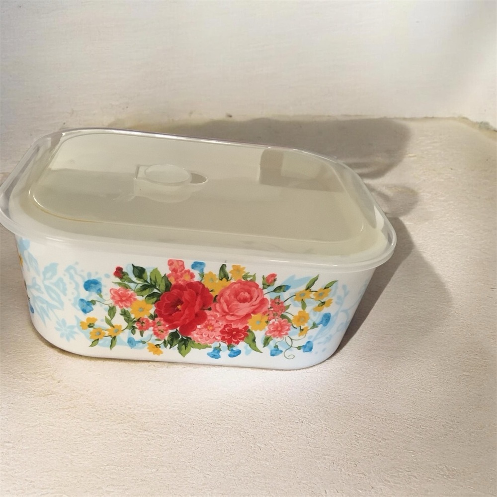 The Pioneer Woman Floral Covered Baking Dish in White with Red and Pink Roses